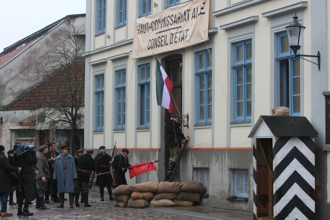 Teatro aikštėje – inscenizuotas „Prefektūros šturmas“