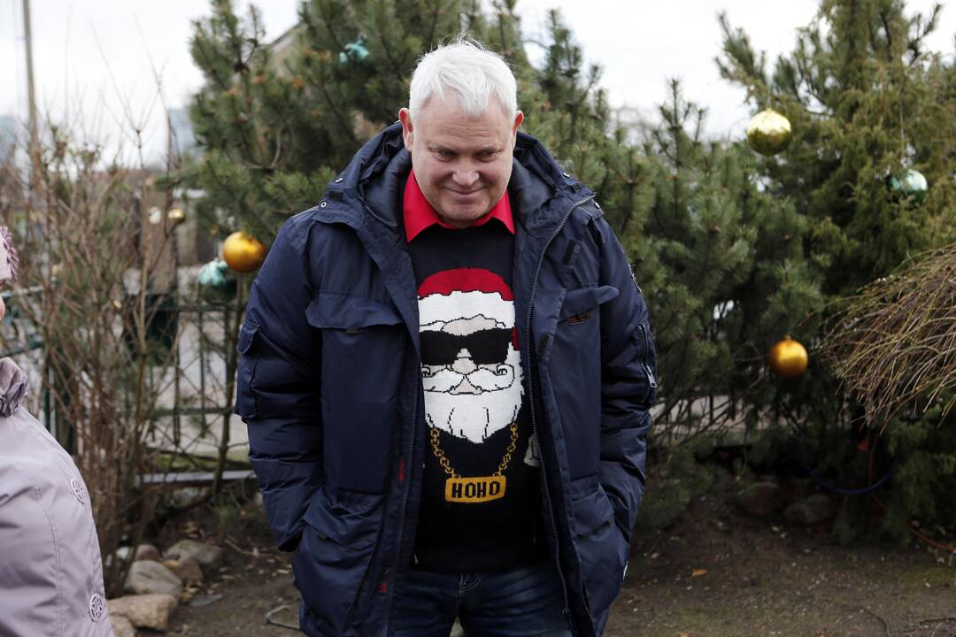 Meras dovanoja eglutę