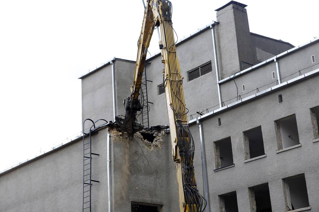 Pradėjo griauti muzikinį teatrą
