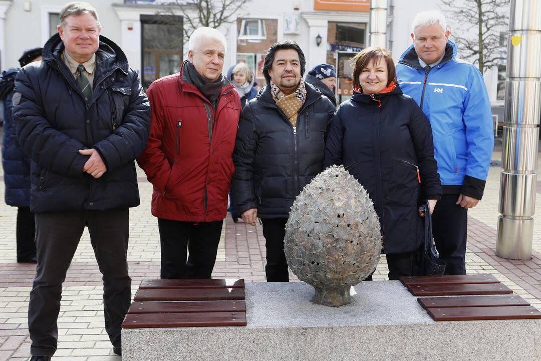 Atidengta "Gyvybės medis" skulptūra