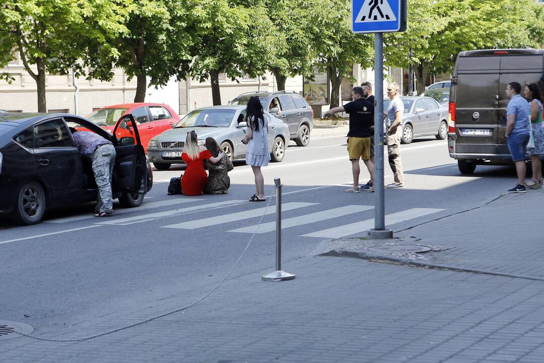 Pėsčiųjų perėjoje partrenkė merginą