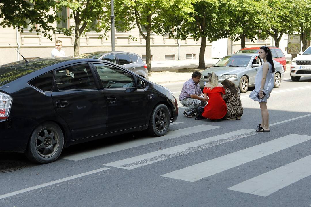 Pėsčiųjų perėjoje partrenkė merginą