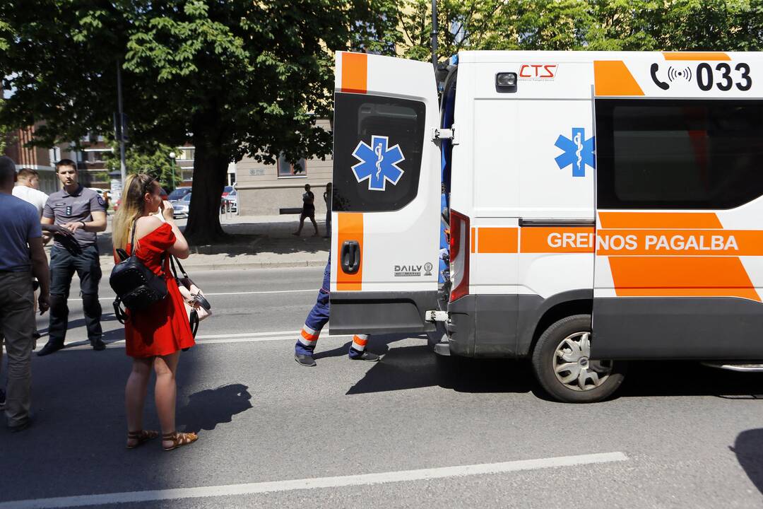 Pėsčiųjų perėjoje partrenkė merginą
