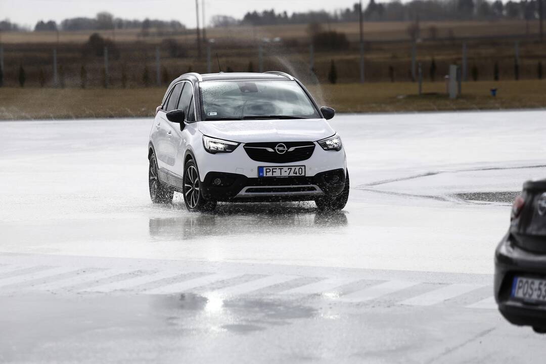 Vairuotojai išbandė savo sugebėjus autodrome