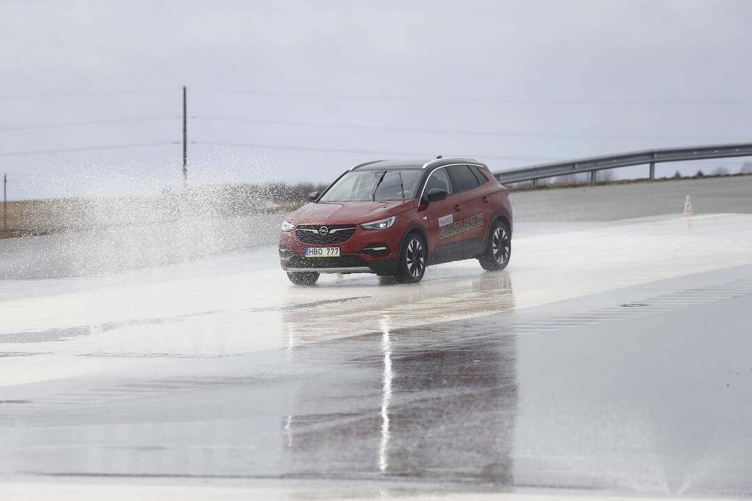 Vairuotojai išbandė savo sugebėjus autodrome