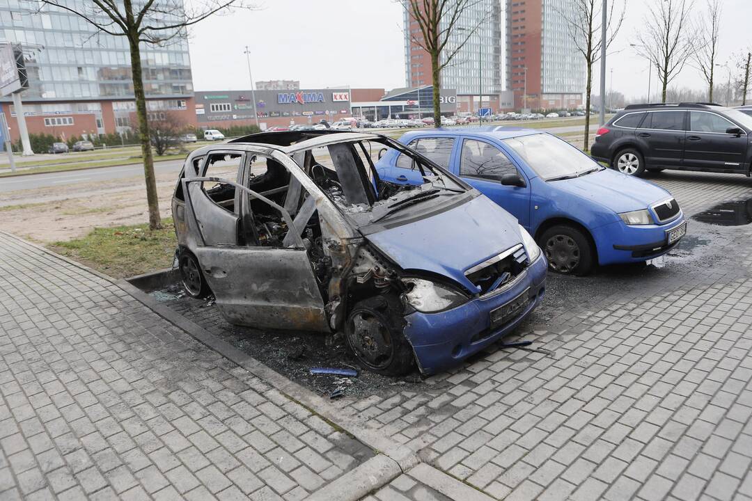 Naktį degė automobiliai