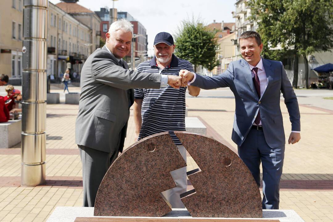 Atidengtas suoliukas- žaibas