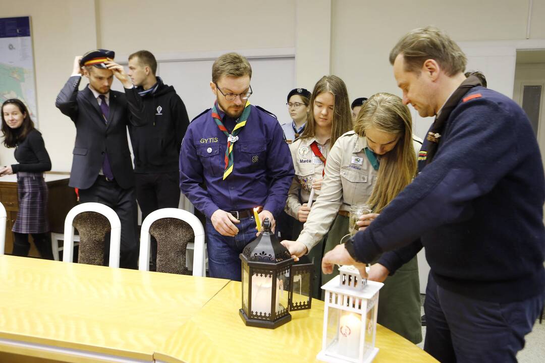 Skautai dovanoja Betliejaus ugnį
