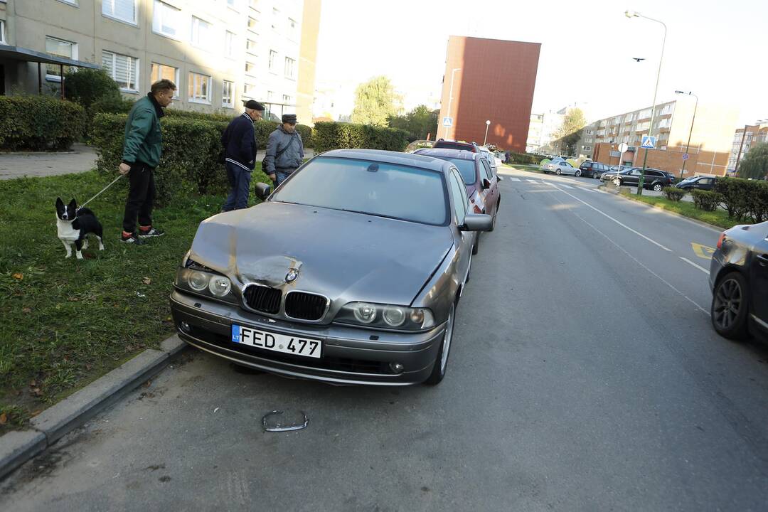 Masinė avarija Klaipėdos daugiabučio kieme