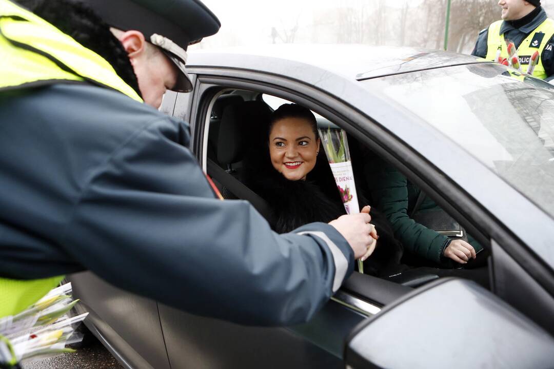 Kelių policijos patruliai pradžiugino moteris