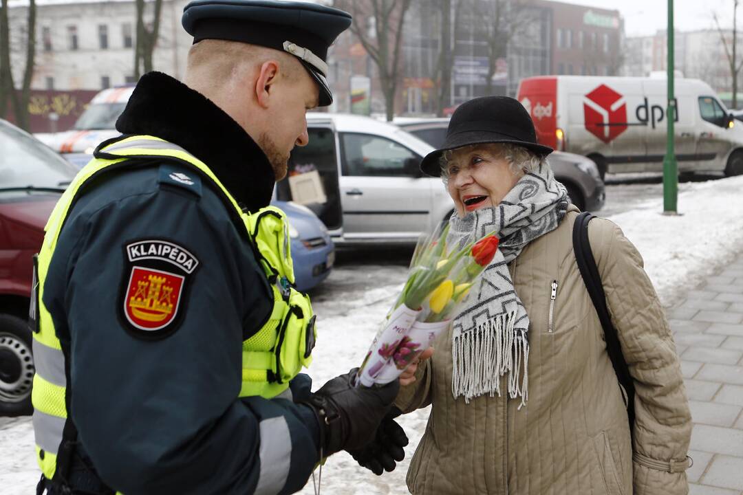 Kelių policijos patruliai pradžiugino moteris