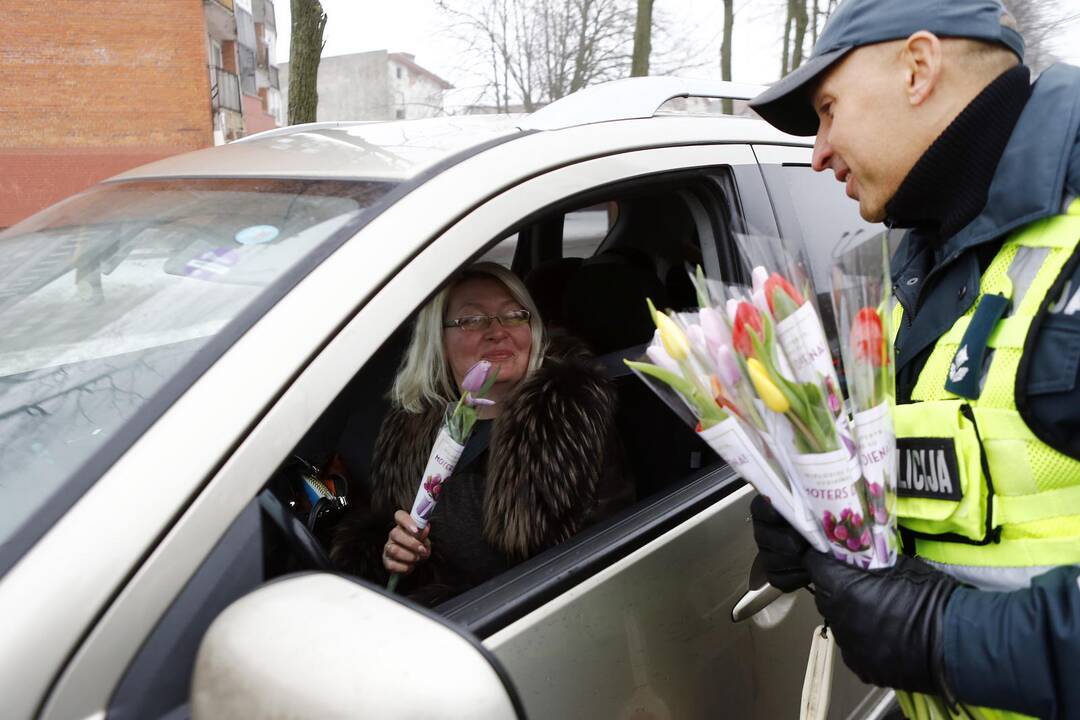 Kelių policijos patruliai pradžiugino moteris