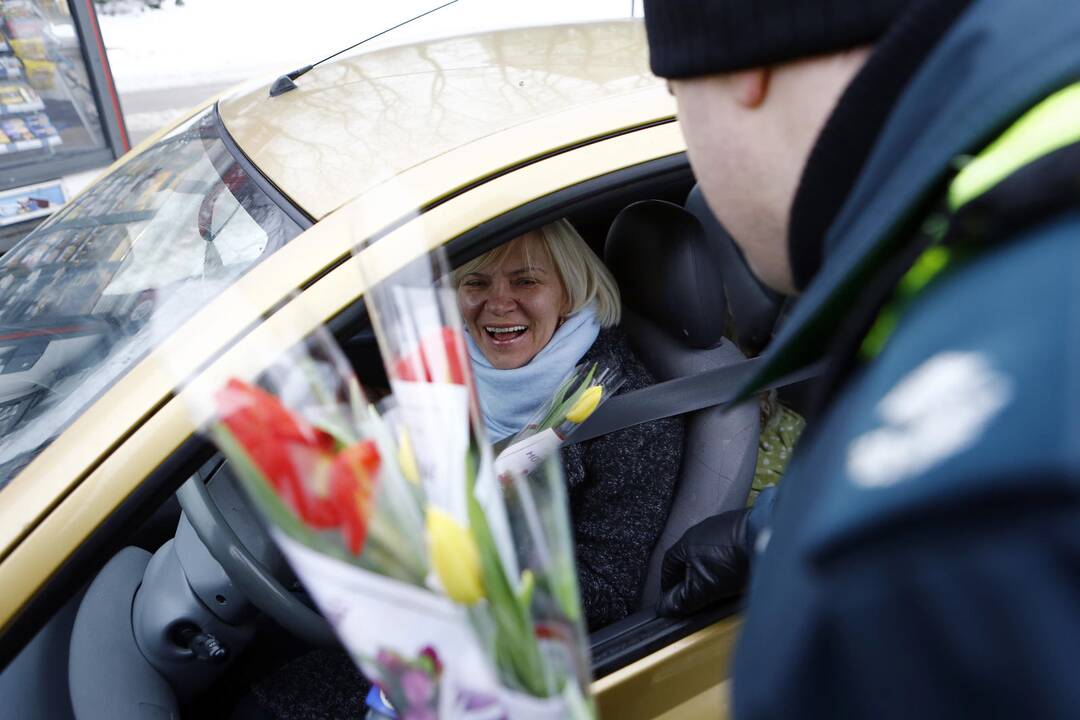 Kelių policijos patruliai pradžiugino moteris