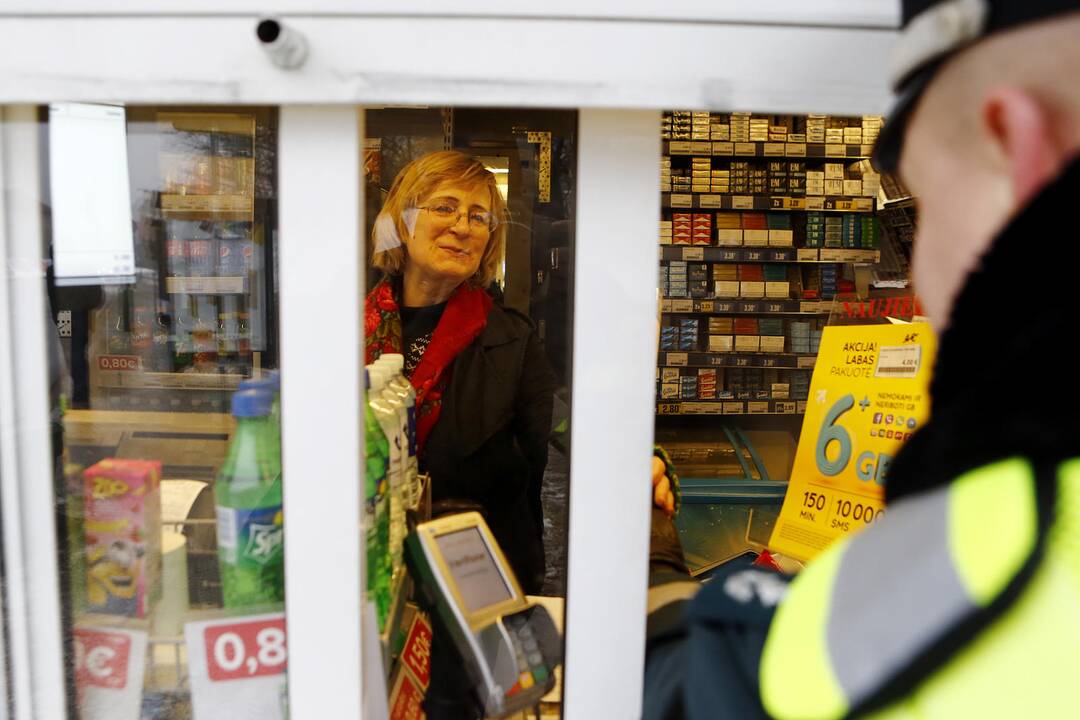 Kelių policijos patruliai pradžiugino moteris