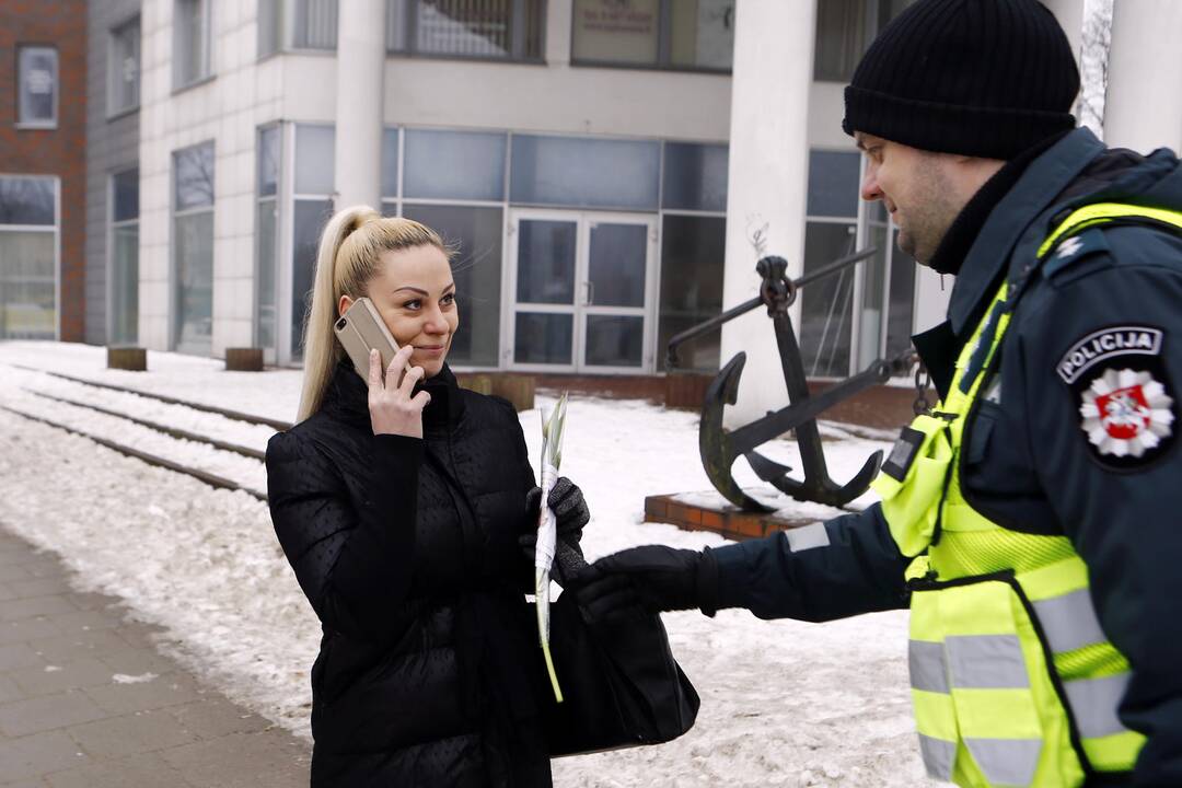 Kelių policijos patruliai pradžiugino moteris