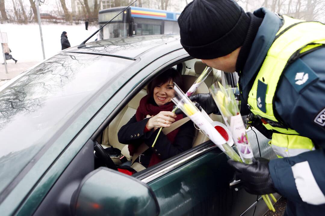 Kelių policijos patruliai pradžiugino moteris