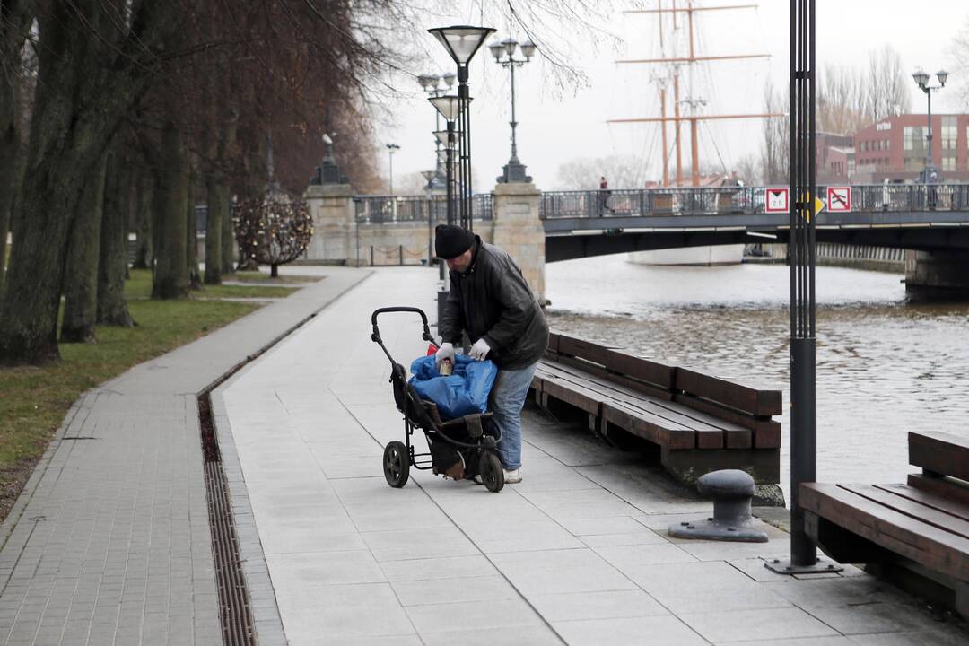 Lietaus nuotekų grotelės ir benamis