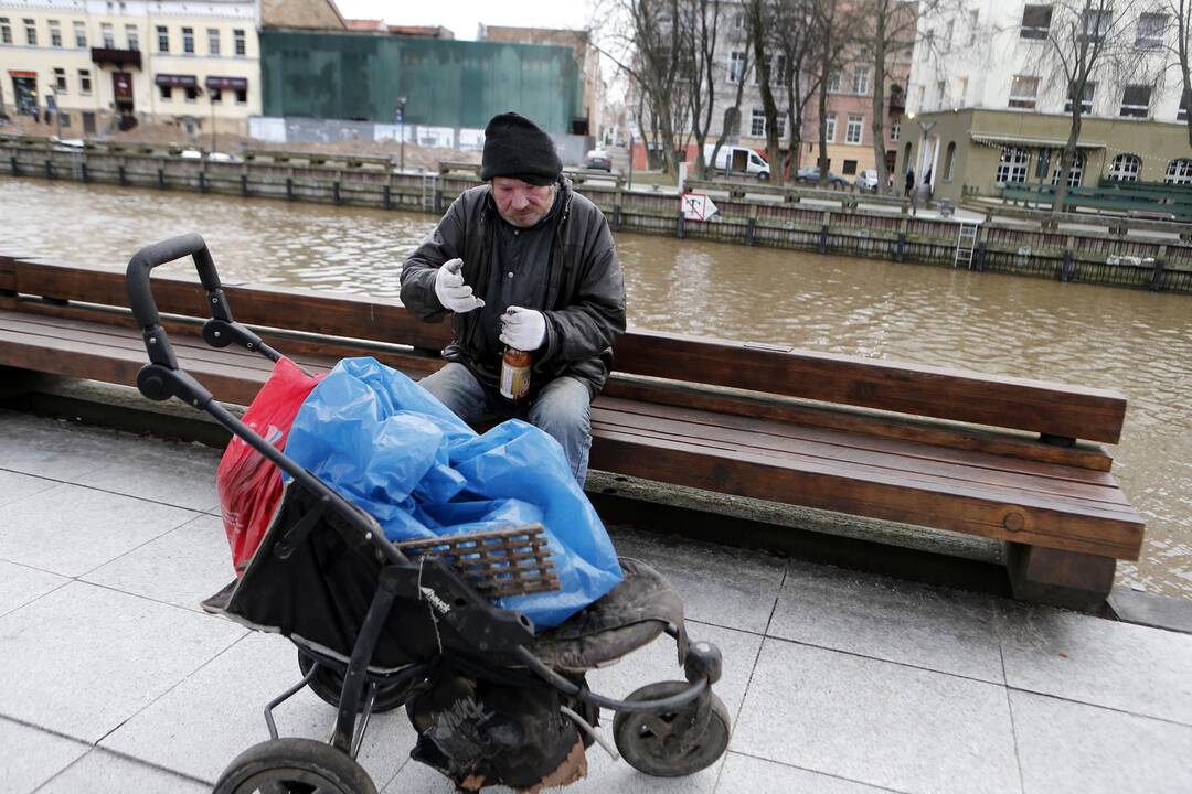 Lietaus nuotekų grotelės ir benamis