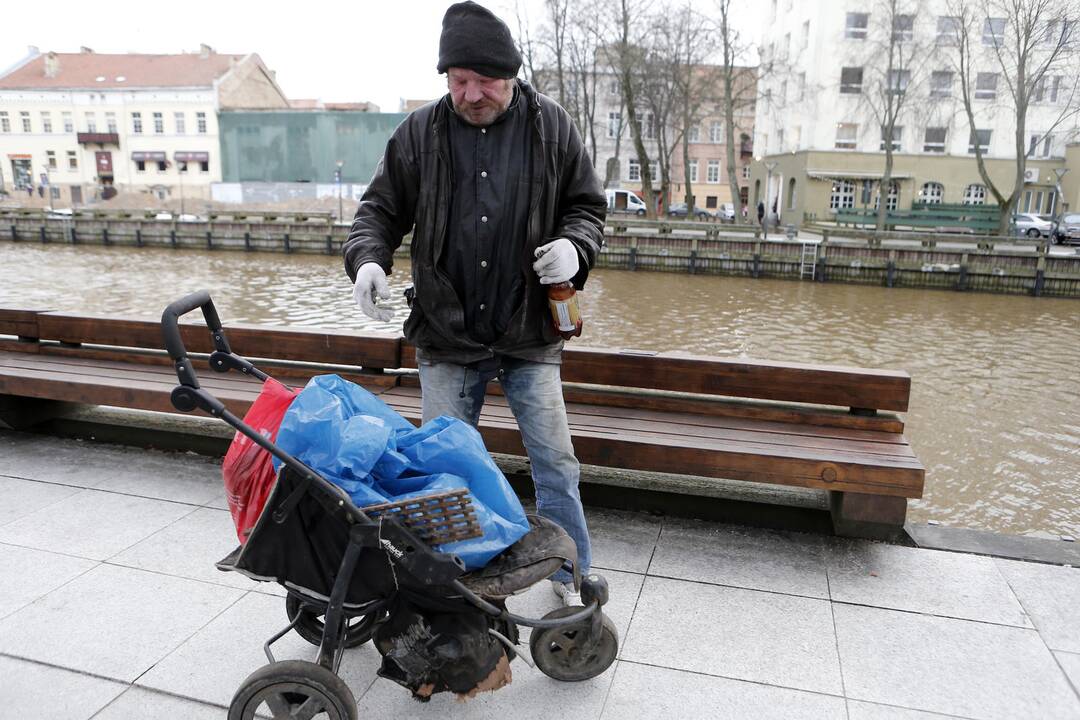 Lietaus nuotekų grotelės ir benamis