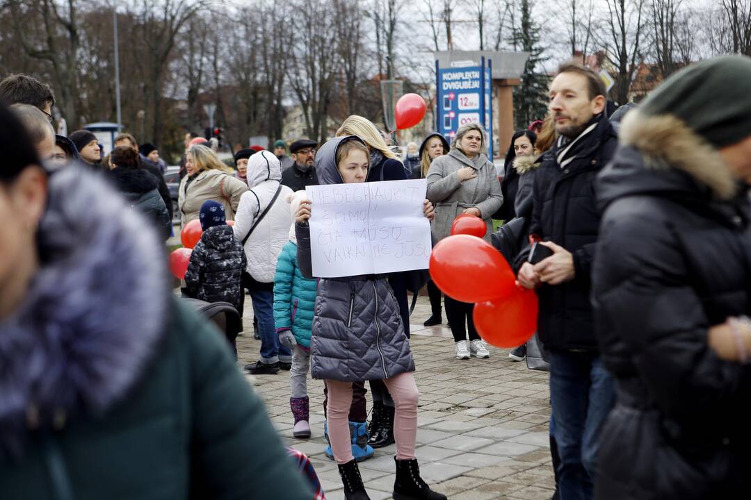 Klaipėdiečių protestas prieš vaikų paėmimą iš šeimų