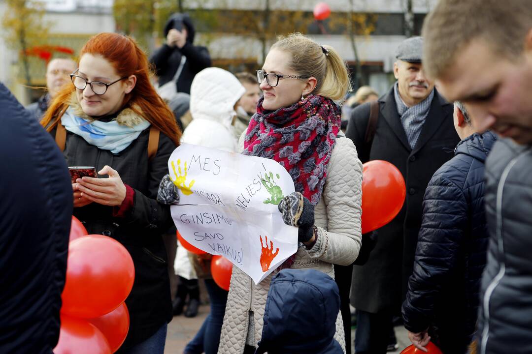 Klaipėdiečių protestas prieš vaikų paėmimą iš šeimų