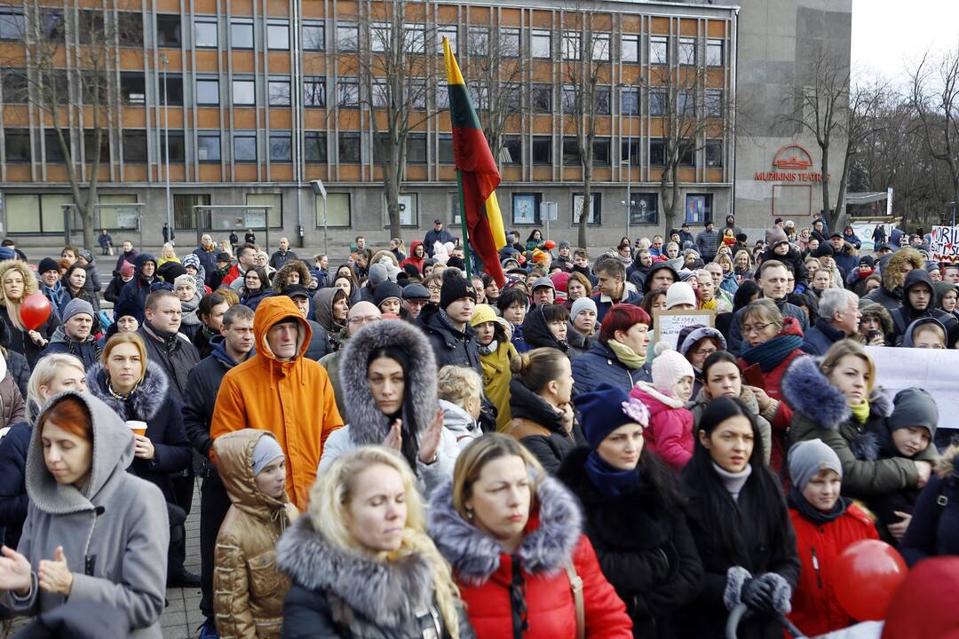 Klaipėdiečių protestas prieš vaikų paėmimą iš šeimų