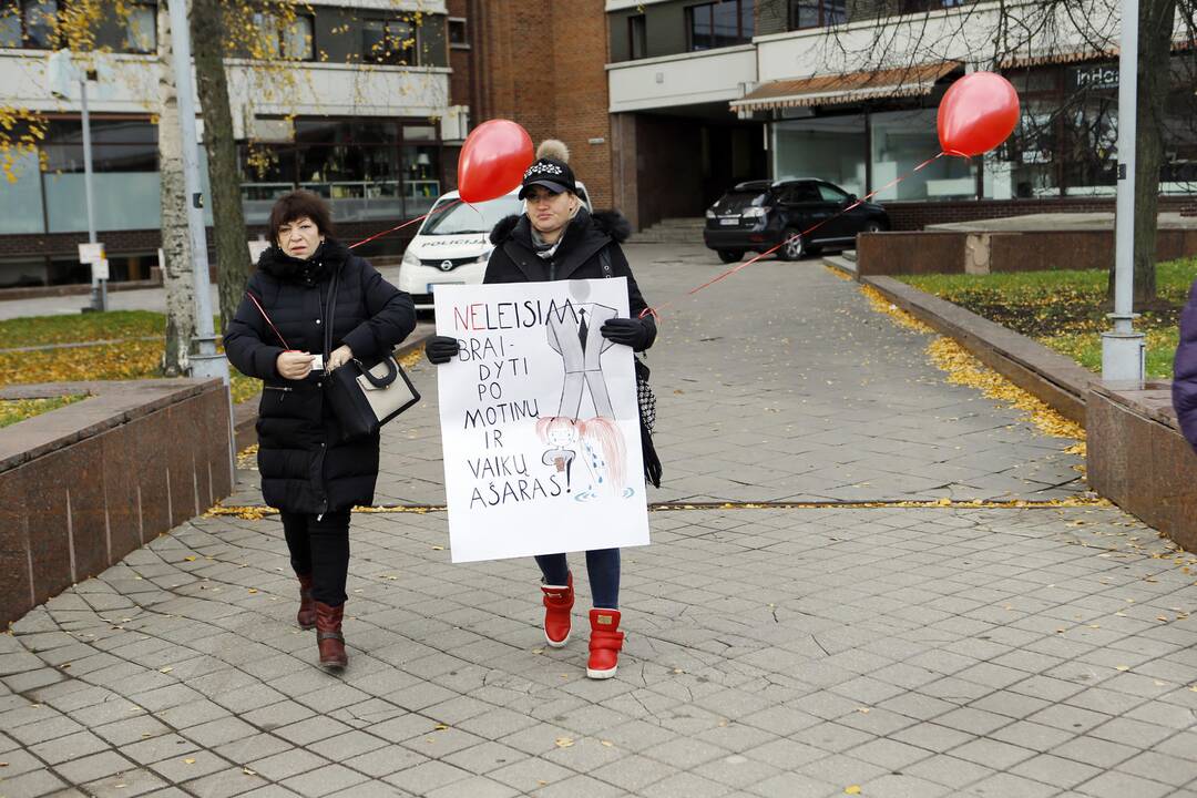 Klaipėdiečių protestas prieš vaikų paėmimą iš šeimų