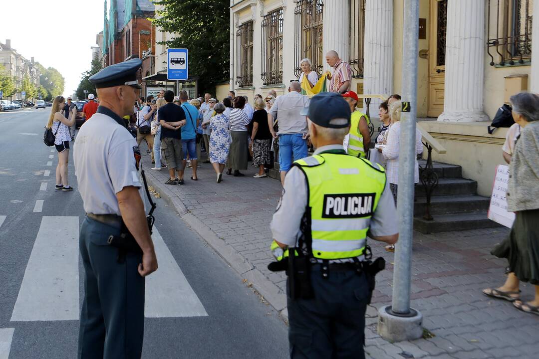 Prieš V. Titovą – miltais ir įžeidinėjimais