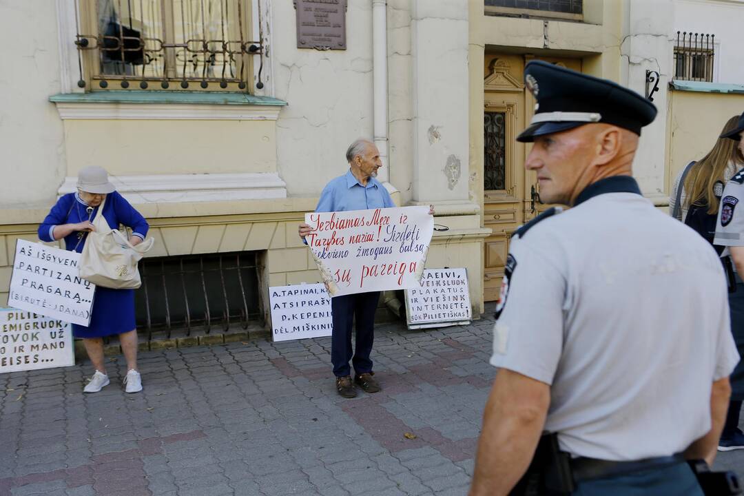Prieš V. Titovą – miltais ir įžeidinėjimais
