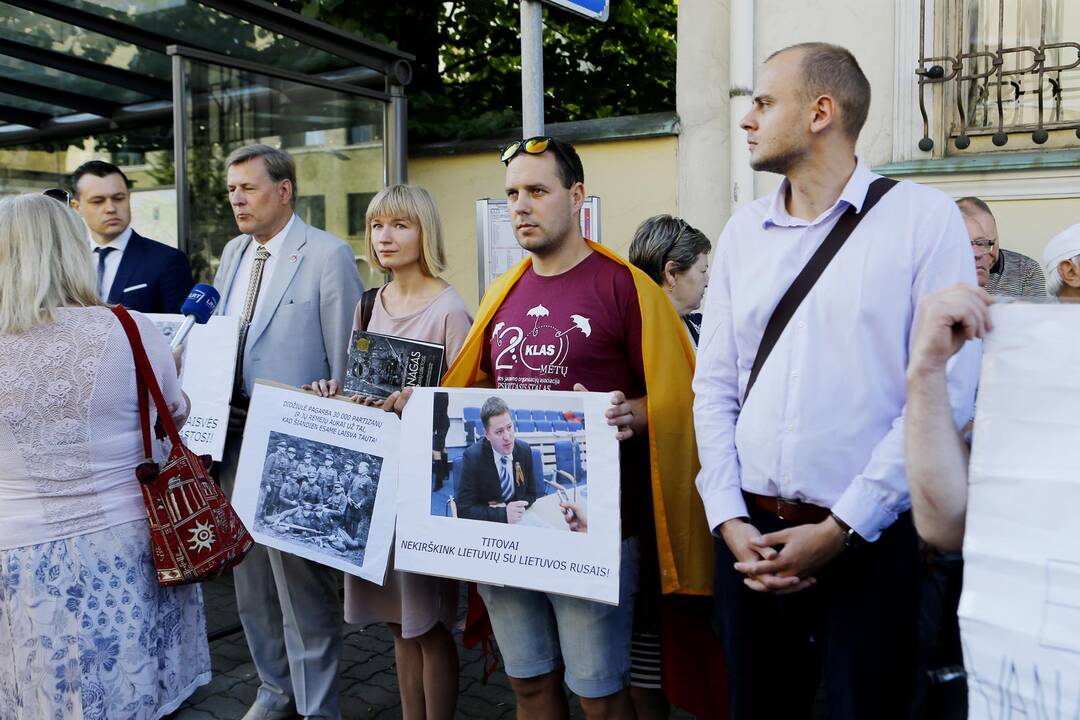 Prieš V. Titovą – miltais ir įžeidinėjimais