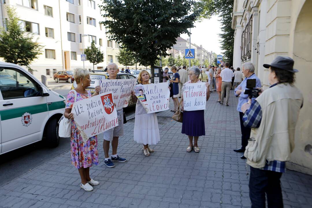 Prieš V. Titovą – miltais ir įžeidinėjimais