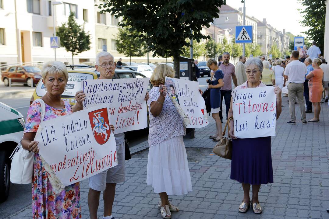 Prieš V. Titovą – miltais ir įžeidinėjimais