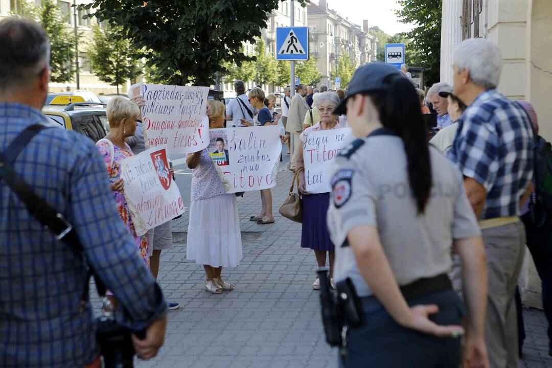Prieš V. Titovą – miltais ir įžeidinėjimais