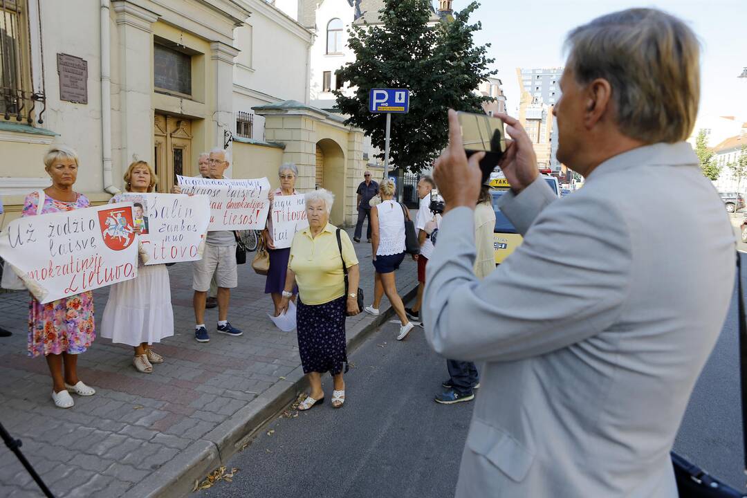 Prieš V. Titovą – miltais ir įžeidinėjimais