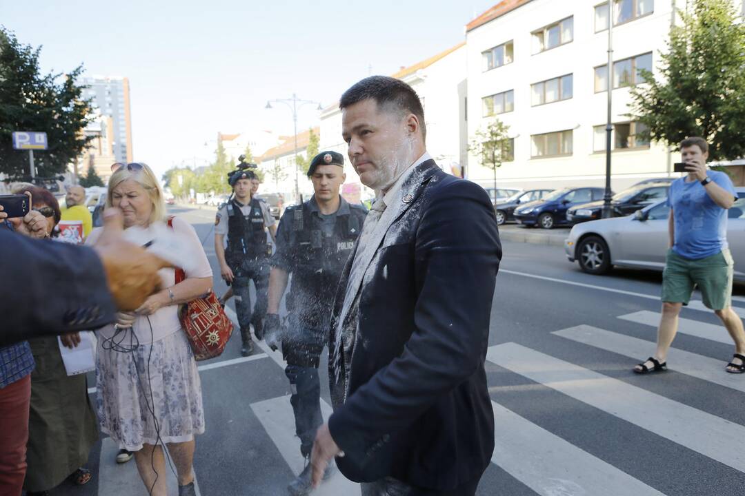 Prieš V. Titovą – miltais ir įžeidinėjimais