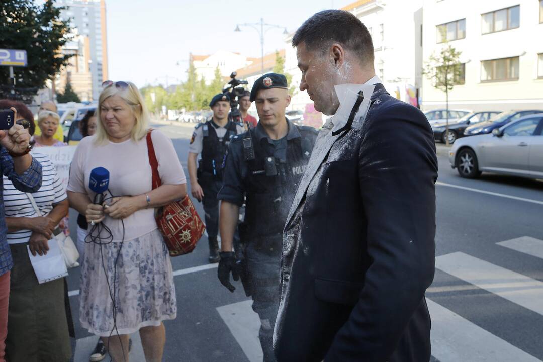 Prieš V. Titovą – miltais ir įžeidinėjimais