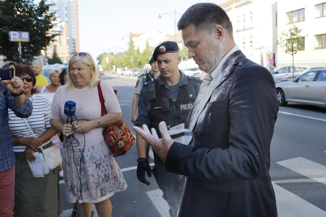 Prieš V. Titovą – miltais ir įžeidinėjimais