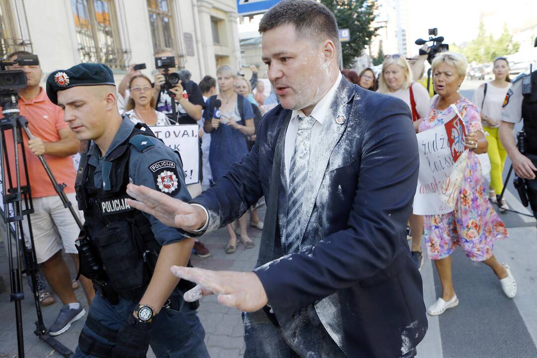 Prieš V. Titovą – miltais ir įžeidinėjimais