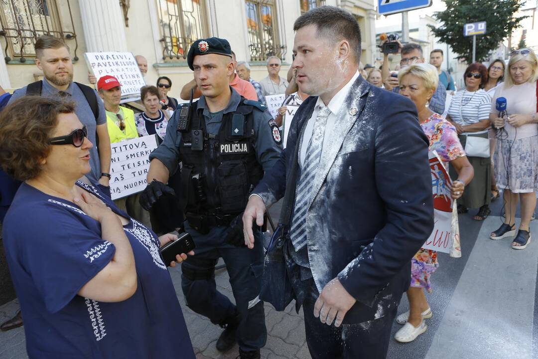 Prieš V. Titovą – miltais ir įžeidinėjimais