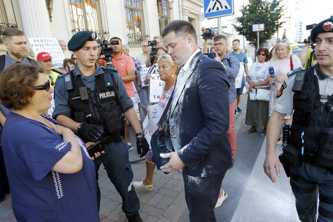 Prieš V. Titovą – miltais ir įžeidinėjimais