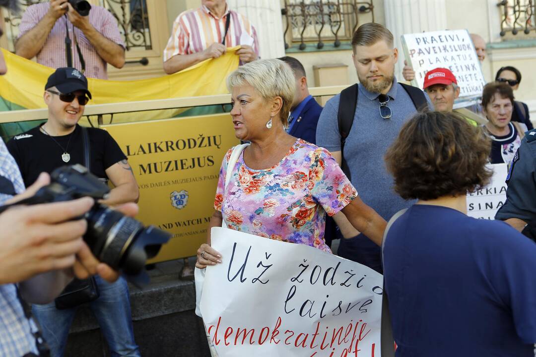 Prieš V. Titovą – miltais ir įžeidinėjimais