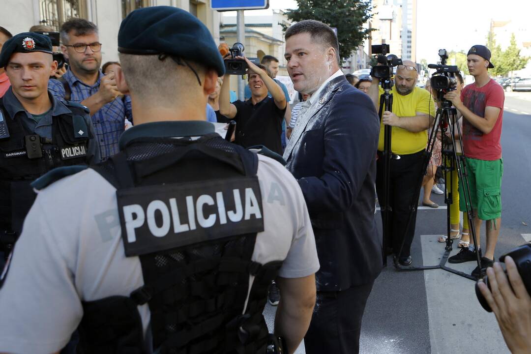 Prieš V. Titovą – miltais ir įžeidinėjimais