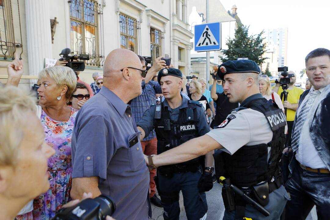 Prieš V. Titovą – miltais ir įžeidinėjimais