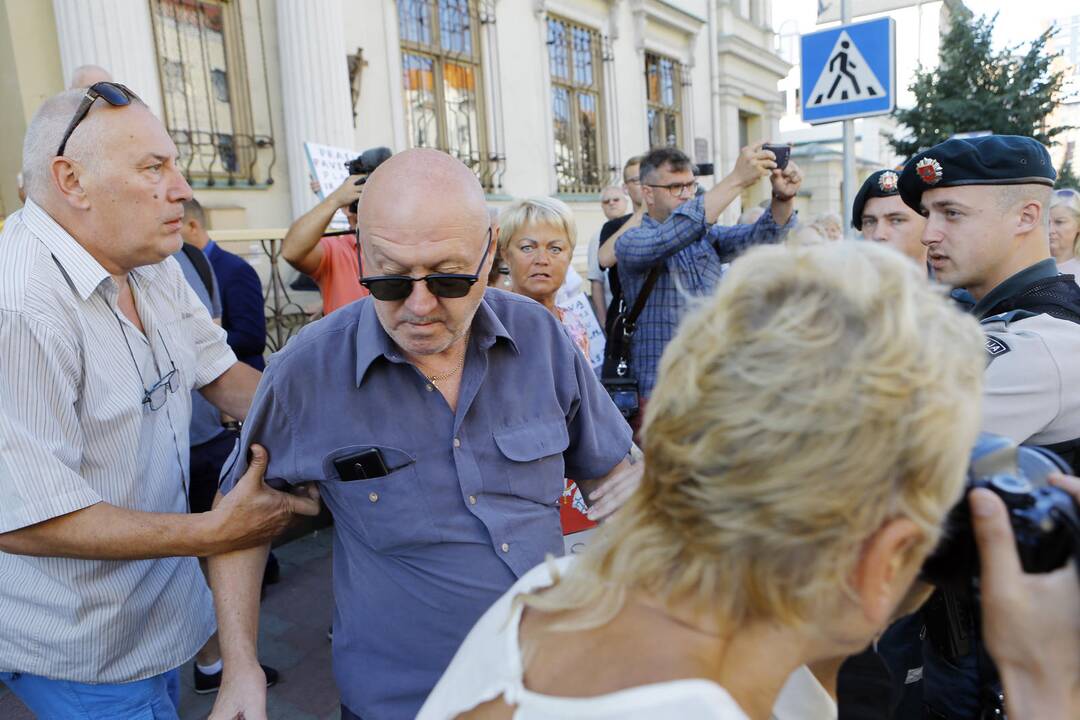 Prieš V. Titovą – miltais ir įžeidinėjimais