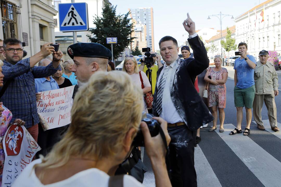 Prieš V. Titovą – miltais ir įžeidinėjimais