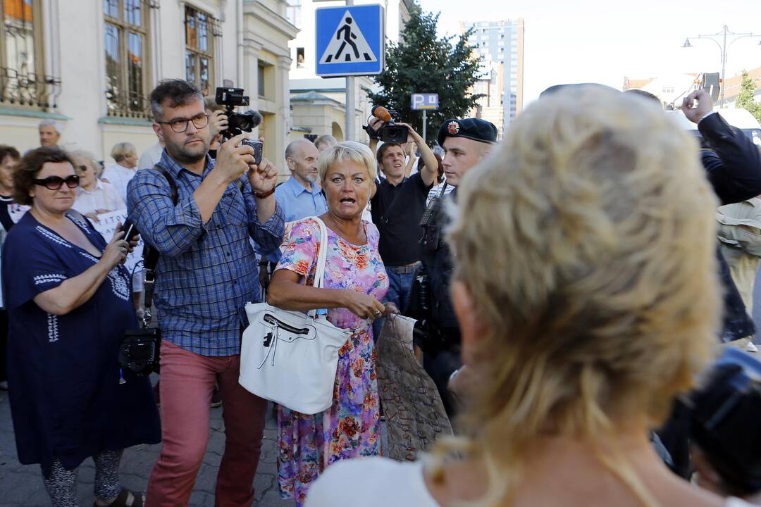 Prieš V. Titovą – miltais ir įžeidinėjimais