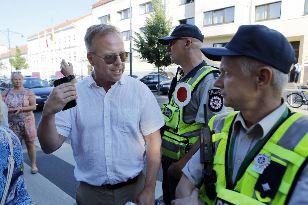 Prieš V. Titovą – miltais ir įžeidinėjimais