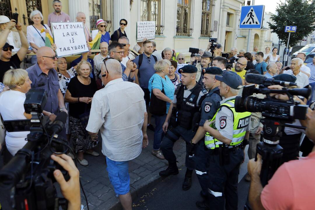 Prieš V. Titovą – miltais ir įžeidinėjimais