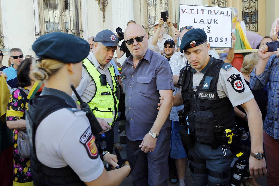 Prieš V. Titovą – miltais ir įžeidinėjimais