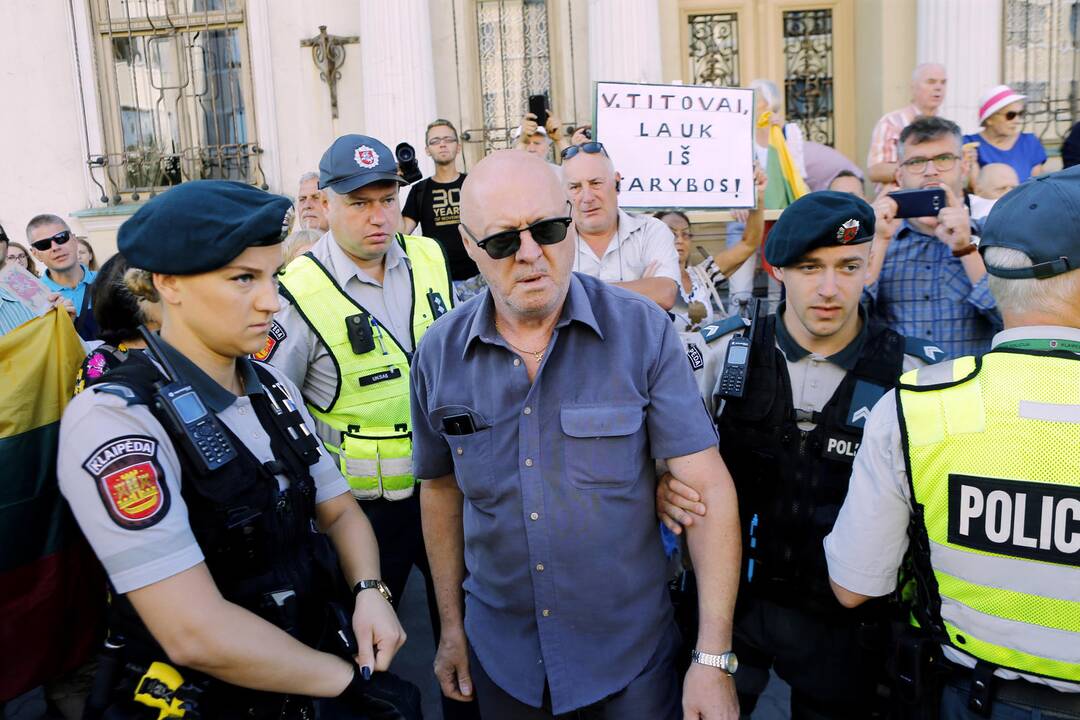 Prieš V. Titovą – miltais ir įžeidinėjimais